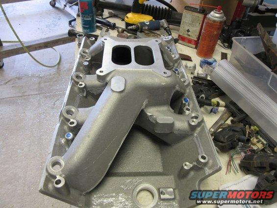 Aftermarket aluminum intake manifold with dual carburetor mounting