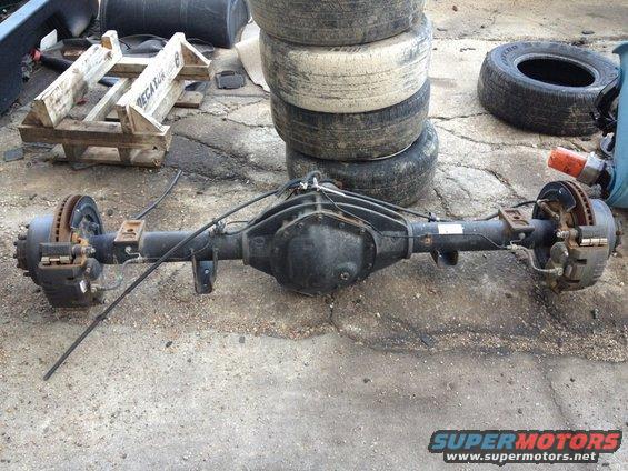Rear axle assembly with disc brakes and differential housing