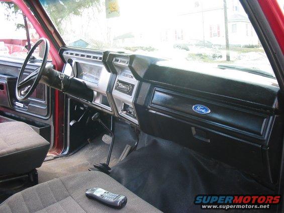 img_1334.jpg I repainted the dash, door panels, and map pockets. I also put in a new vinyl floor and high bucket seats from an 86 Mazda pickup
