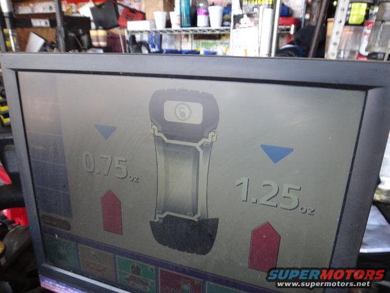 Wheel balancing machine screen showing 0.75 oz and 1.25 oz readings