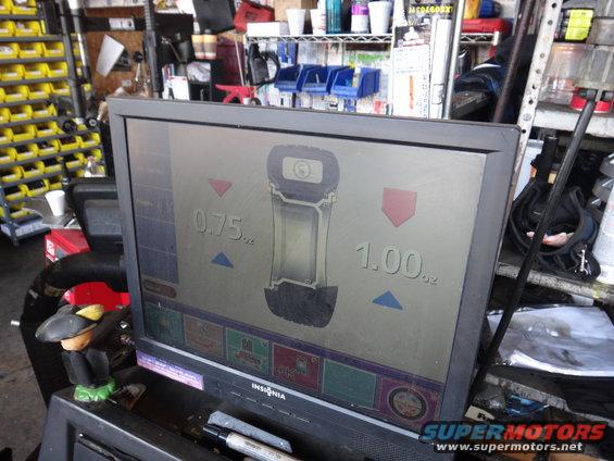 Wheel balancing machine screen showing 0.75 oz and 1.00 oz readings