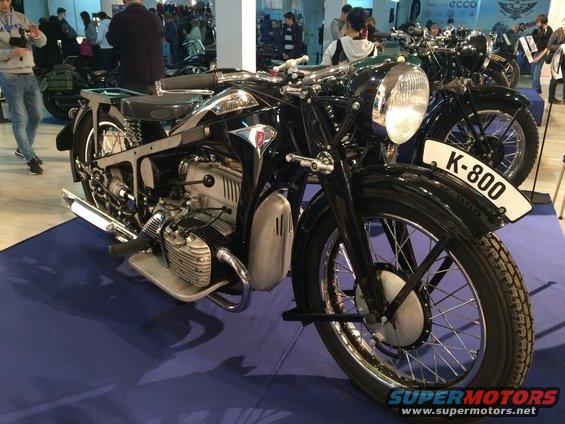 Black motorcycle with a K-800 plate, seen from a 3/4 front angle
