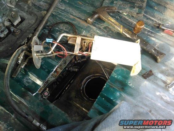 kimg0102.jpg the old pump. the previous owner replaced it at some point before i bought it i imagine. it looked brand new