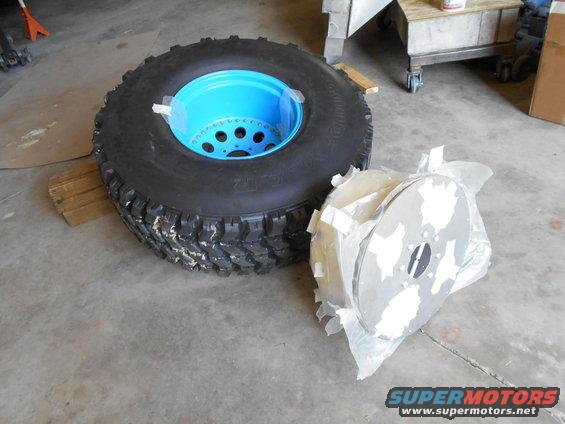 Blue-centered tire and wheel assembly with brake rotors