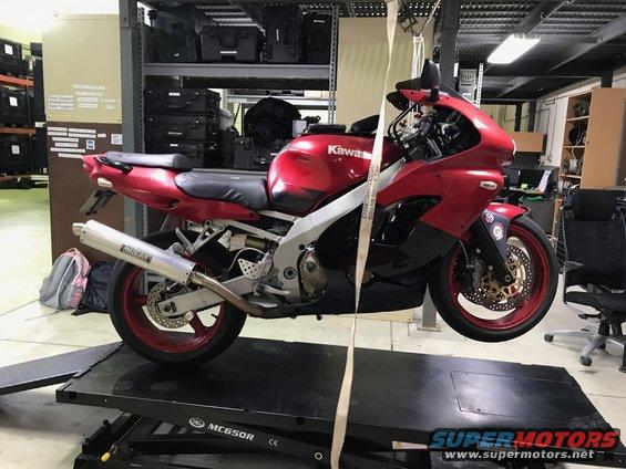 1998 ZX9R suspended for fork leg removal