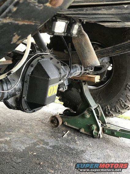 Rear axle with OX locker and auxiliary lights, jacked up