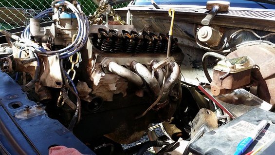 Engine bay with V8 engine and exhaust manifold