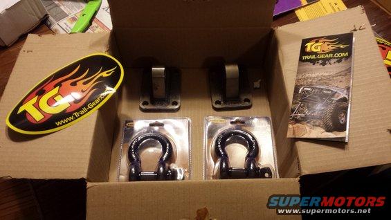 Cardboard box with Trail-Gear shackle tow hooks and a brochure