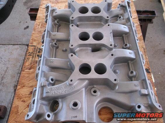 Aluminum intake manifold with four carburetor mounting pads