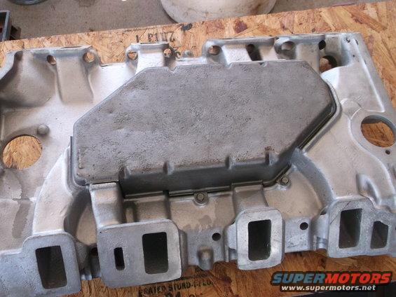Aluminum intake manifold with rectangular ports and a central cover plate