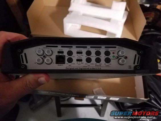 Car amplifier with input, mode, and level controls