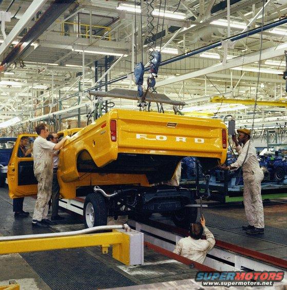 1973fordlouisvilleassemblyplantfinalline.jpg 
