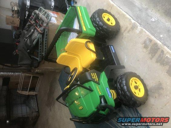 Green and yellow John Deere toy tractor with "XUV 550" and "4x4" labels