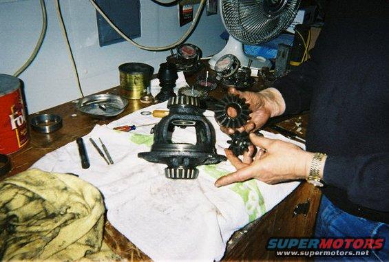 fepic08.jpg Pulling out the Spider gears
