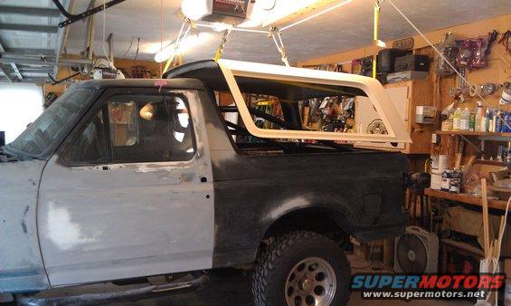 White 1995 Ford Bronco with removable hardtop, 3q-front view