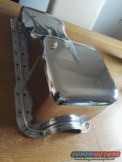 Chrome oil pan with bolt