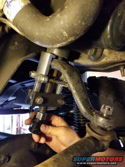 Pitman arm adjustment tool on vehicle steering linkage