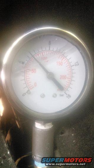 Pressure gauge with readings in psi and bar