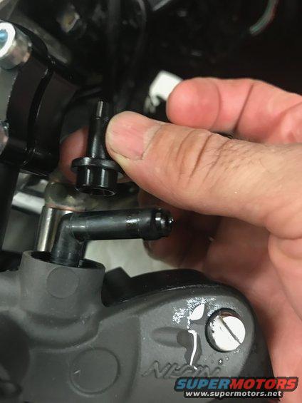 img_3710.jpg 1998 ZX9R with 2011 GSXR 1000 radial master cylinder.