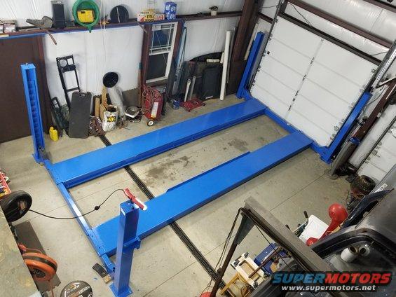 20181005_191004.jpg After squaring it, centering each column on its yoke end, marking them on the floor, and removing the runway bolts, I put the last quart of paint on the runway tops to dry overnight.