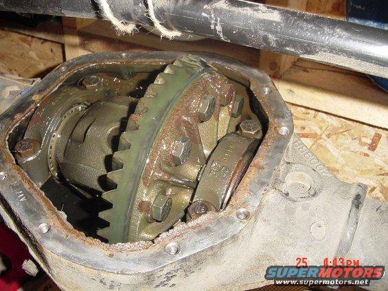 d60-010.jpg under the cover,  half the open case has a wee bit of rust, must have not been engaged to Fwd for a while.