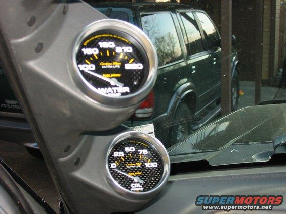 gaugecloseuppic#2.jpg Close Up pic of Autometer 2 5/8" Water Temp and Oil Pressure gauges.  