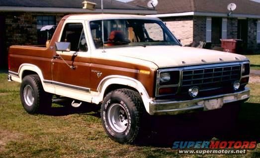 Brown and white 1980 Ford Bronco, 3/4 front view