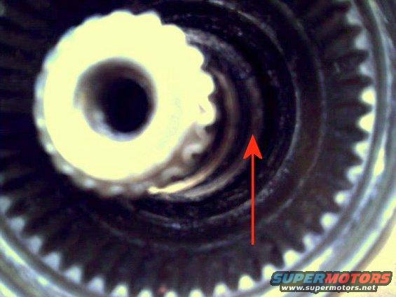 close-up of a gear with a red arrow pointing to internal splines