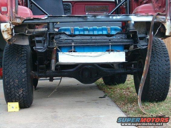 Rear axle and blue fuel tank of a red SUV