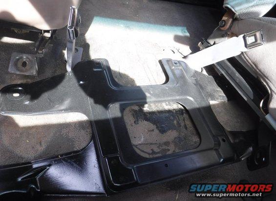 dscf0937--jump-seat-bracket-seat-belt-interference.jpg F-series center jump seat bracket interferes with Bronco's floor-mounted seat belt receivers.