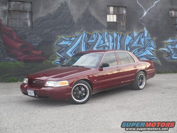 Maroon 2004 Ford Crown Victoria 3q-front view