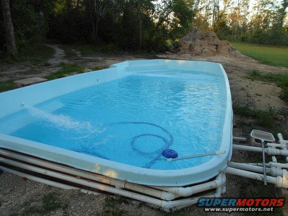 Above-ground swimming pool with water circulating and a pool cleaner hose
