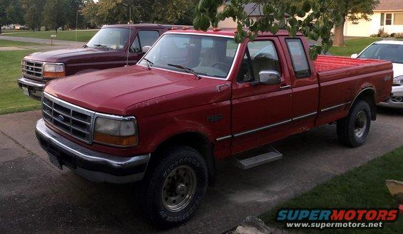 460faceoff02.jpg My '96 Bronco next to her motor doner; a '96 F250 460!