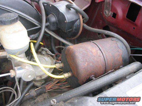 107_0725.jpg 7lb air bottle for the air horns (with the yellow air lines going in and out)