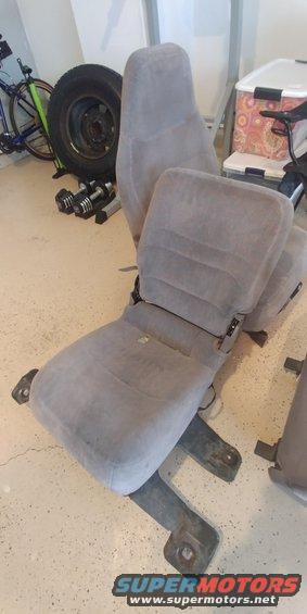 20181015_163832.jpg 20181015 - Center seat of a set of 40/20/40 seats from a junkyard F250 bought for $90.