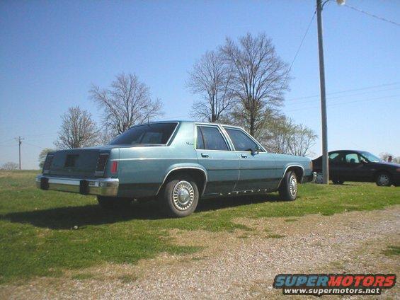 Light blue 1987 Ford Crown Victoria LTD sedan, 3q-front view