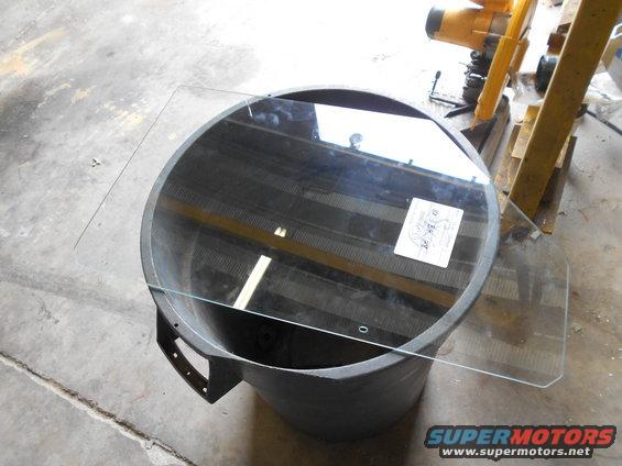 Glass part on a drum with a label