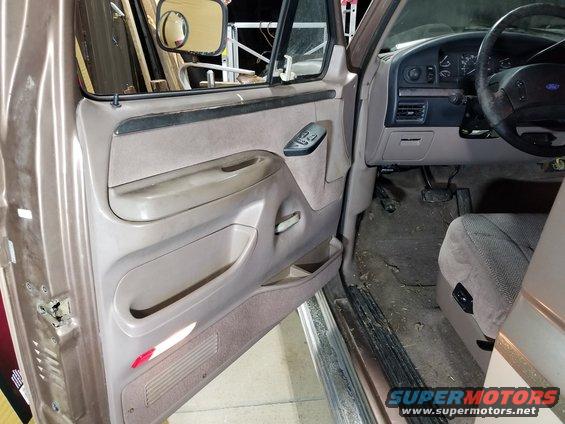 20191230_212905.jpg Both window motors have the typical bushing failure, resulting in the motors running without the glass moving. But the door panels are NOT as trashed as most this age.
IF THE IMAGE IS TOO SMALL, click it.