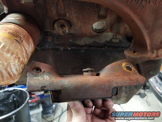 20200213_182814.jpg Left engine mount broken; and also bent by whoever almost installed this rubber plug.