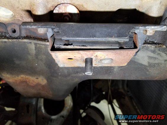 Right engine mount broken.