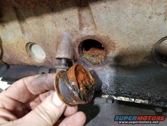 Right middle rubber plug not fully installed
