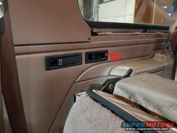 20200208_095656.jpg Both rear ash trays are missing