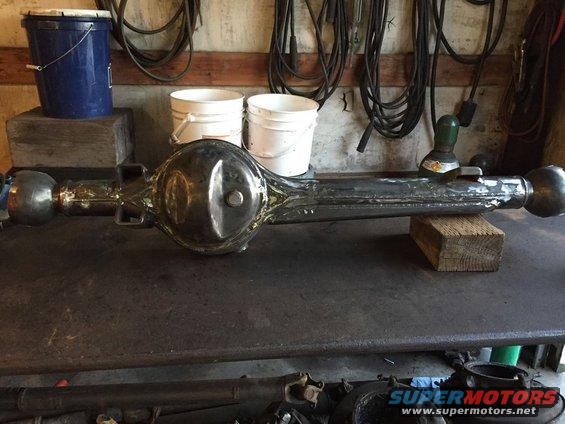 Rear axle assembly with differential housing