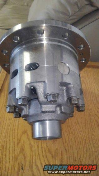 this is a brand new Ford electronic locking differential i plan on using. its originally for 2011-2018 diesel 10.5" Sterling but will work on older 10.25" axles. part number BC3Z-4026-B

they are available brand new from Ford parts suppliers for an amazingly low price. i paid about 500$ for this, cheaper than any aftermarket limited slip or automatic locker, under half price of a air/electric aftermarket locker.

this with my front e-locker will make a great combination. 