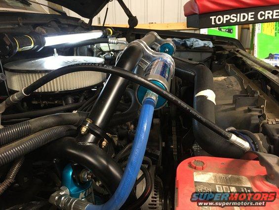 15.jpg Mounted the front shock reservoirs