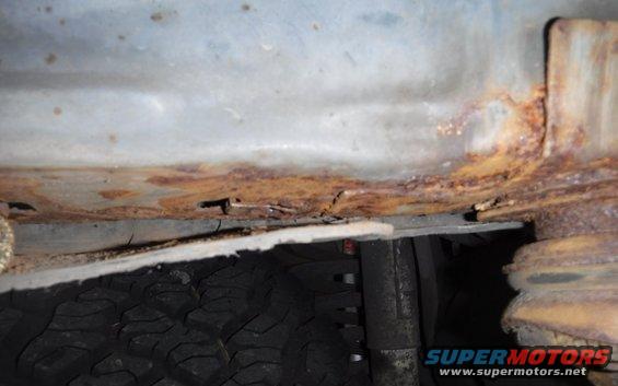dscf2204--fr-body-mount-rust.jpg Not much rust above the fender liner alongside the body mount, so that's likely not the source.