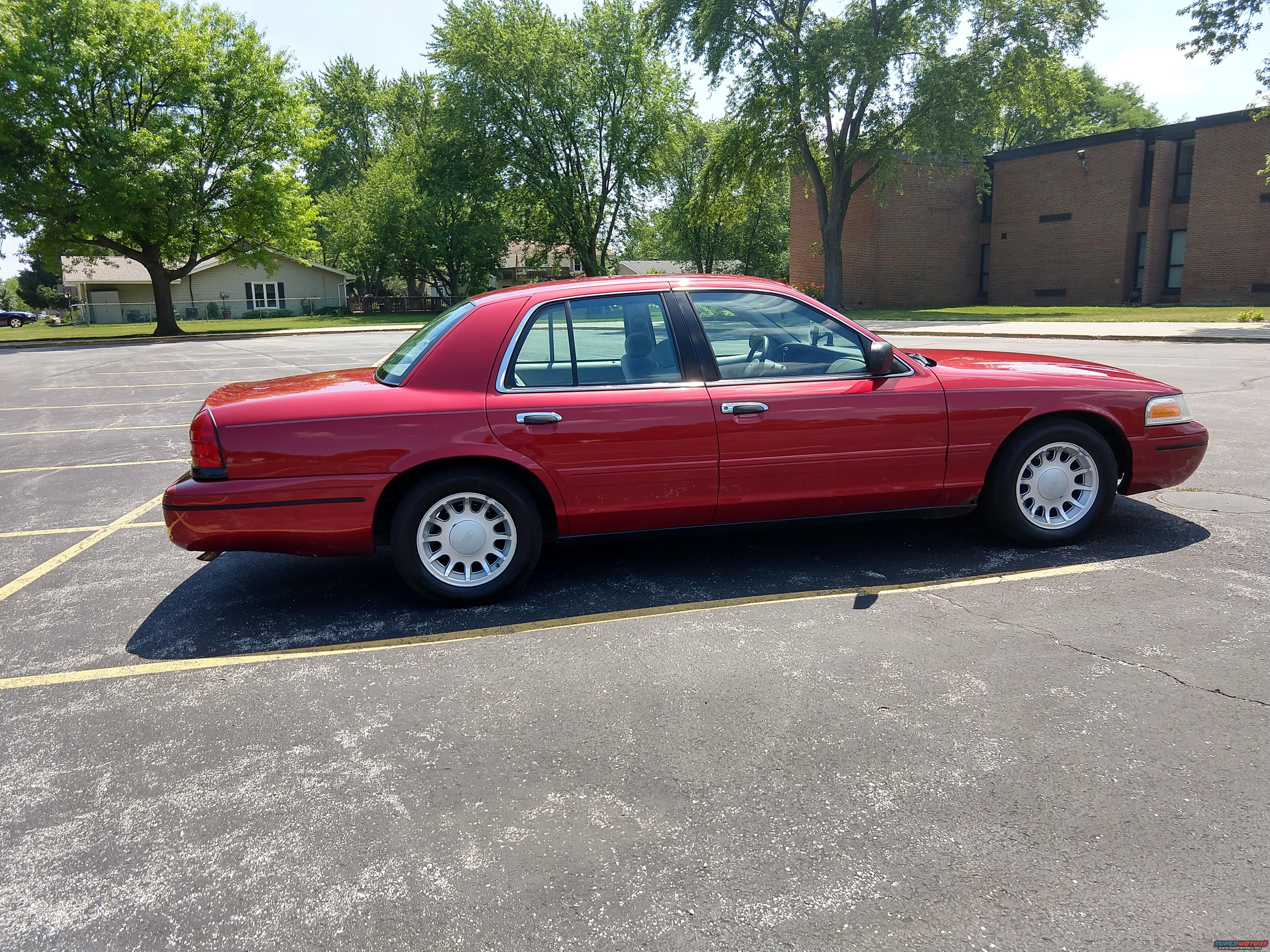 2000 Ford Crown Victoria photo