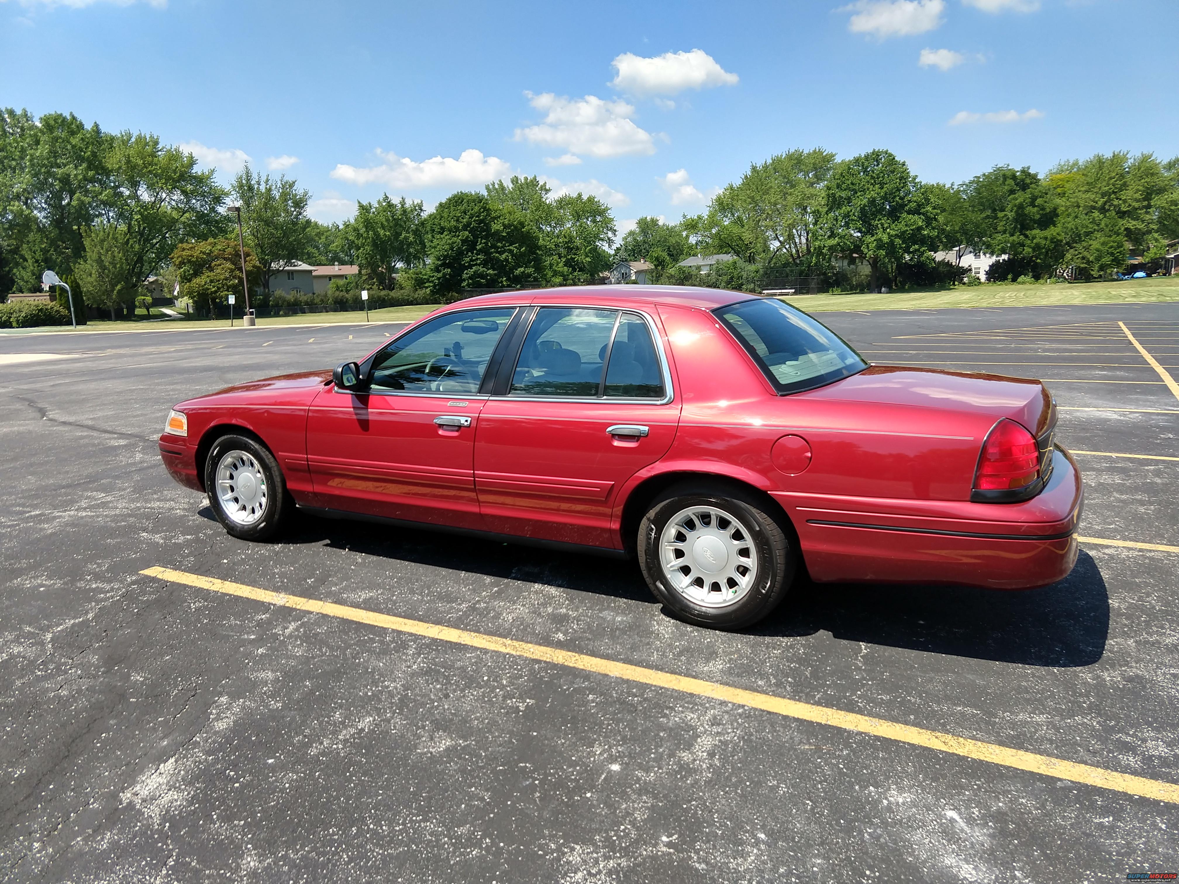 2000 Ford Crown Victoria photo