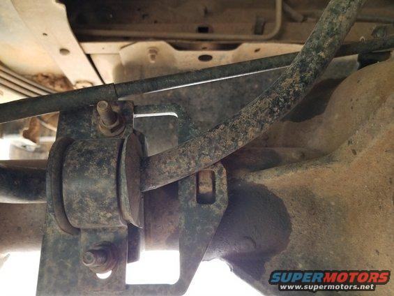 06leakr.jpg The plug welds on the rear axle appear to be weeping. And the sway bar bracket is out-of-place.
IF THE IMAGE IS TOO SMALL, click it.