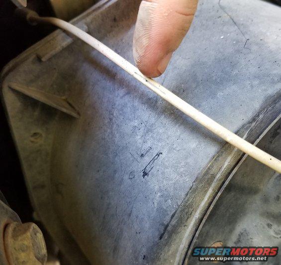 02recird.jpg This just broke out when I moved the tube, so it certainly needs to be replaced now.